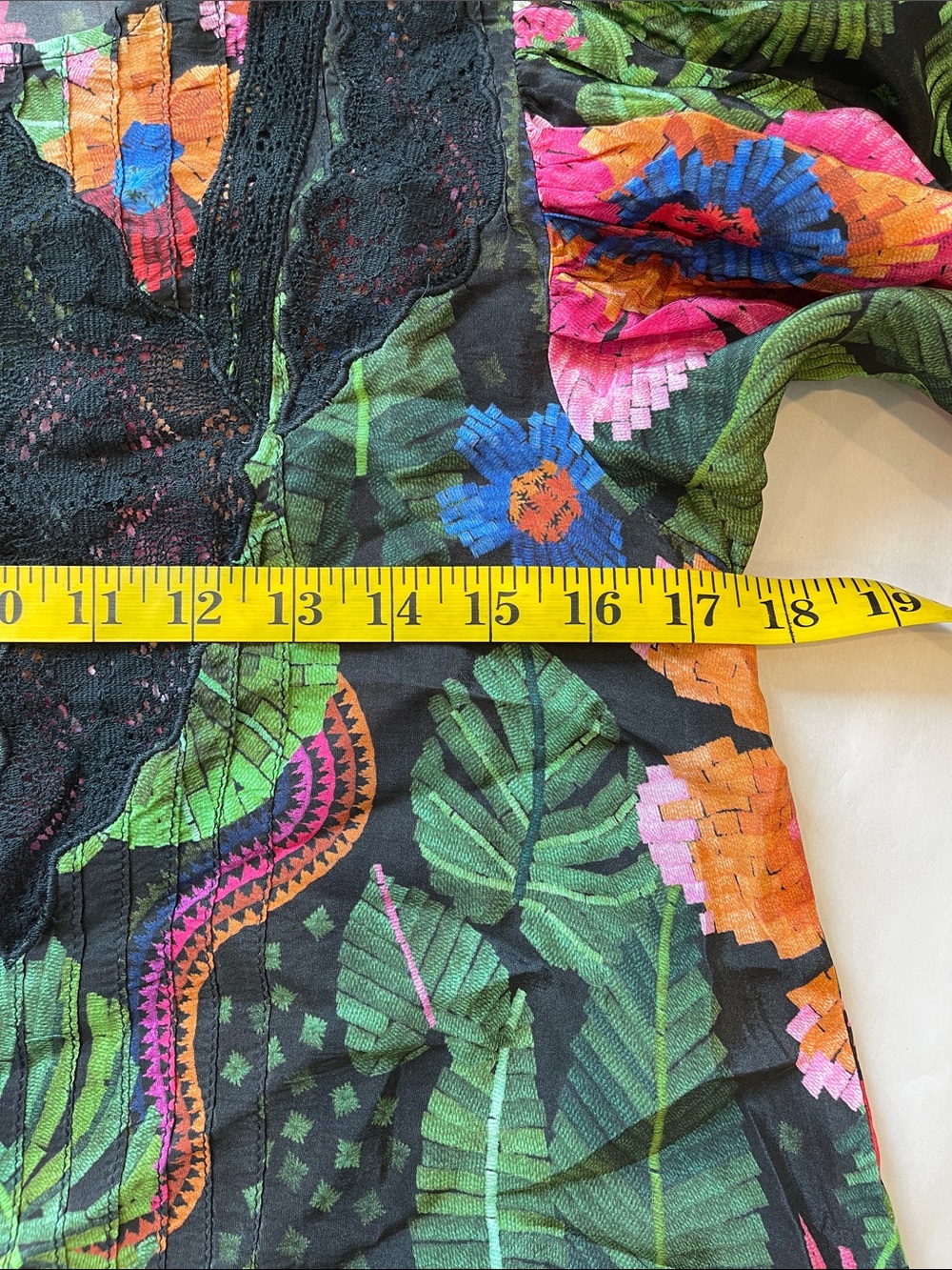 Farm Rio BLOOMING GARDEN BLACK BLOUSE
Bold floral print size XS NWT city ready - Picture 6 of 10